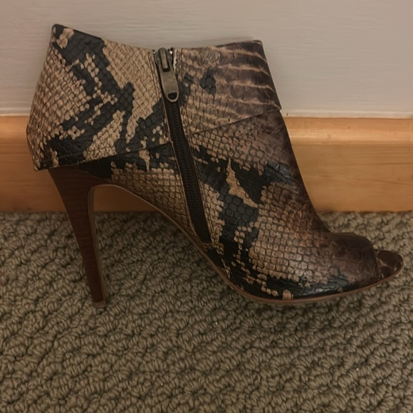 Snake Print Booties sz 8.5 - Picture 3 of 9